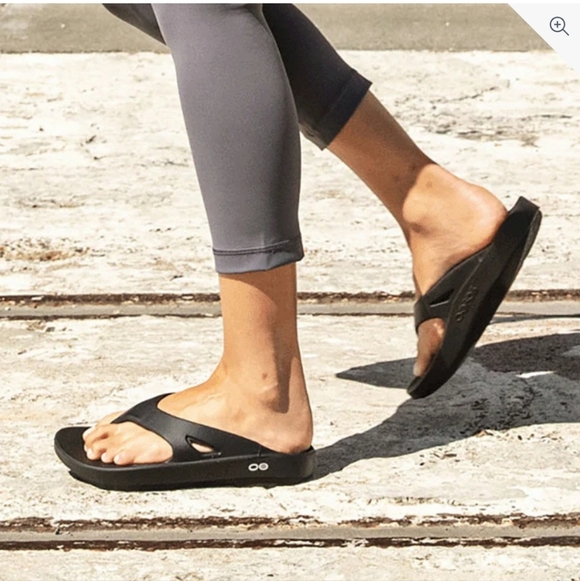 OOFOS Women's Dark Gray Black Comfort Sandals - Picture 4 of 11